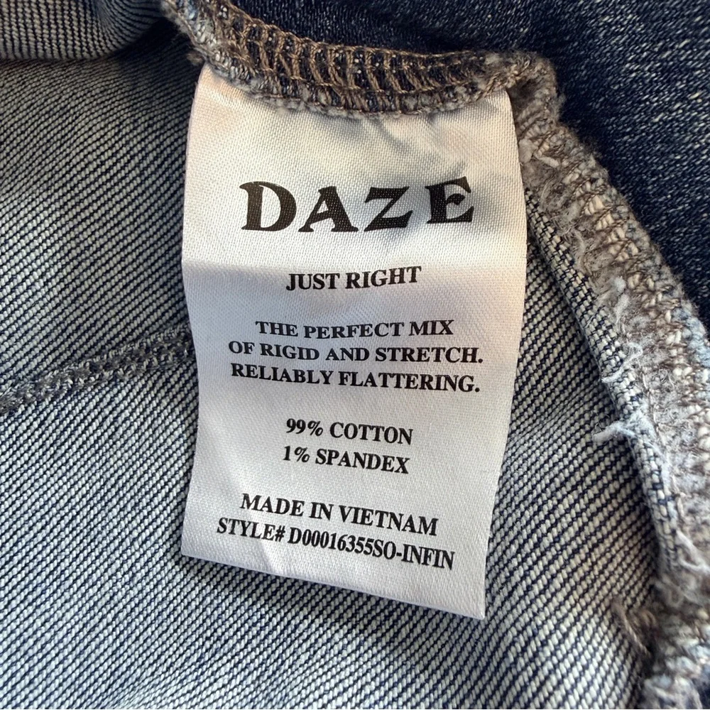 DAZE Shy Girl High Rise Cropped Flare Jeans Size 30 – NWT Style Raw Hem Denim